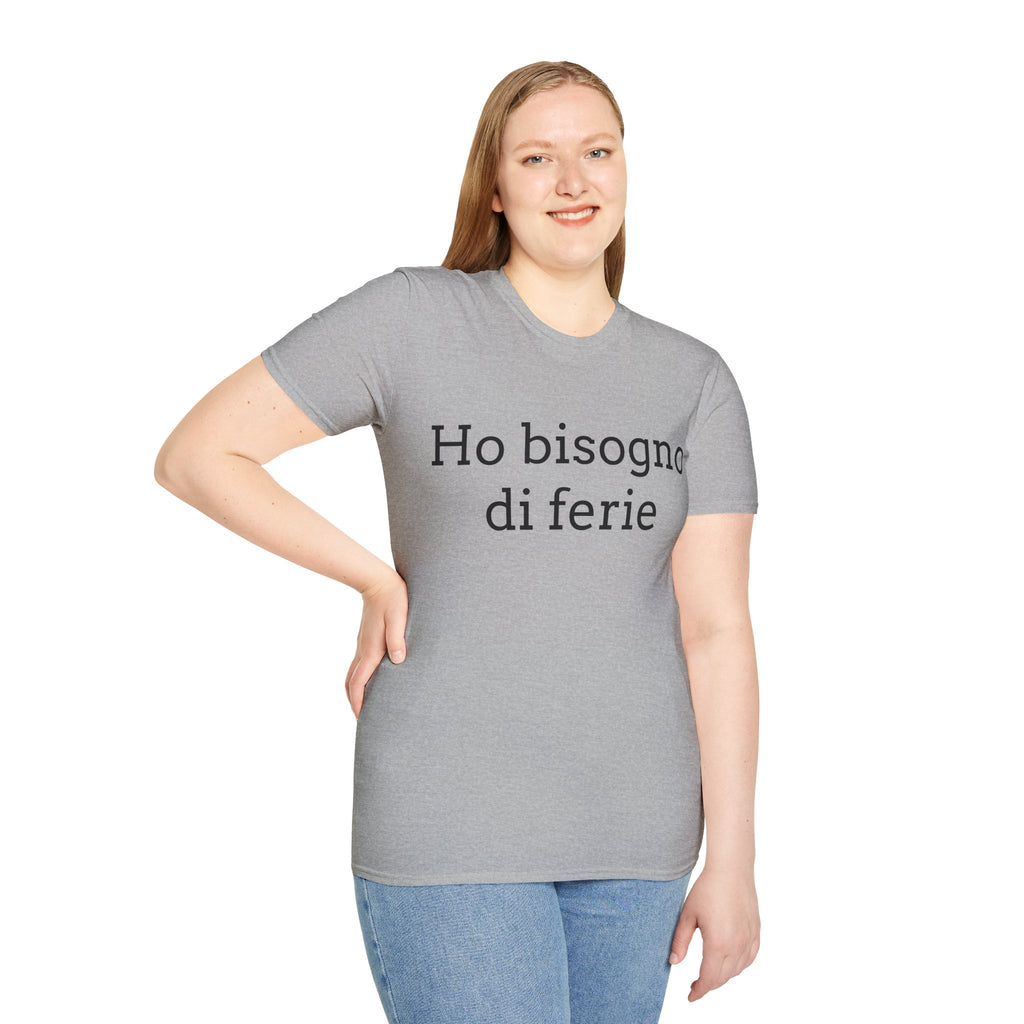 Ho bisogno di ferie T-Shirt italina — Italian ironica, sarcastica, umoristica