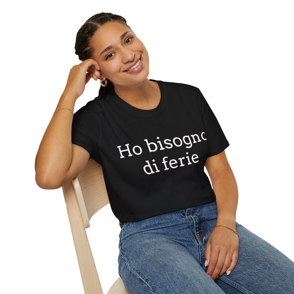 Ho bisogno di ferie T-Shirt italina — Italian ironica, sarcastica, umoristica