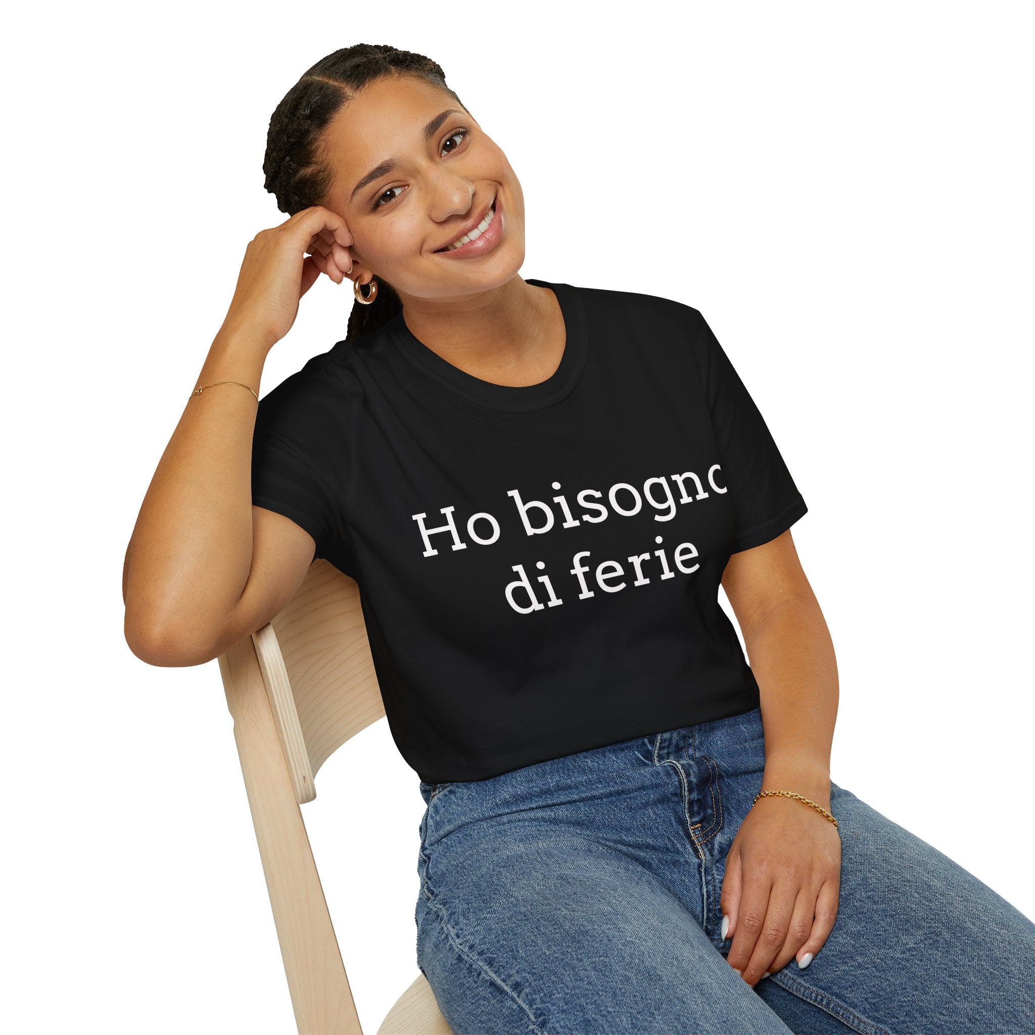 Ho bisogno di ferie T-Shirt italina — Italian ironica, sarcastica, umoristica