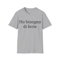 Ho bisogno di ferie T-Shirt italina — Italian ironica, sarcastica, umoristica
