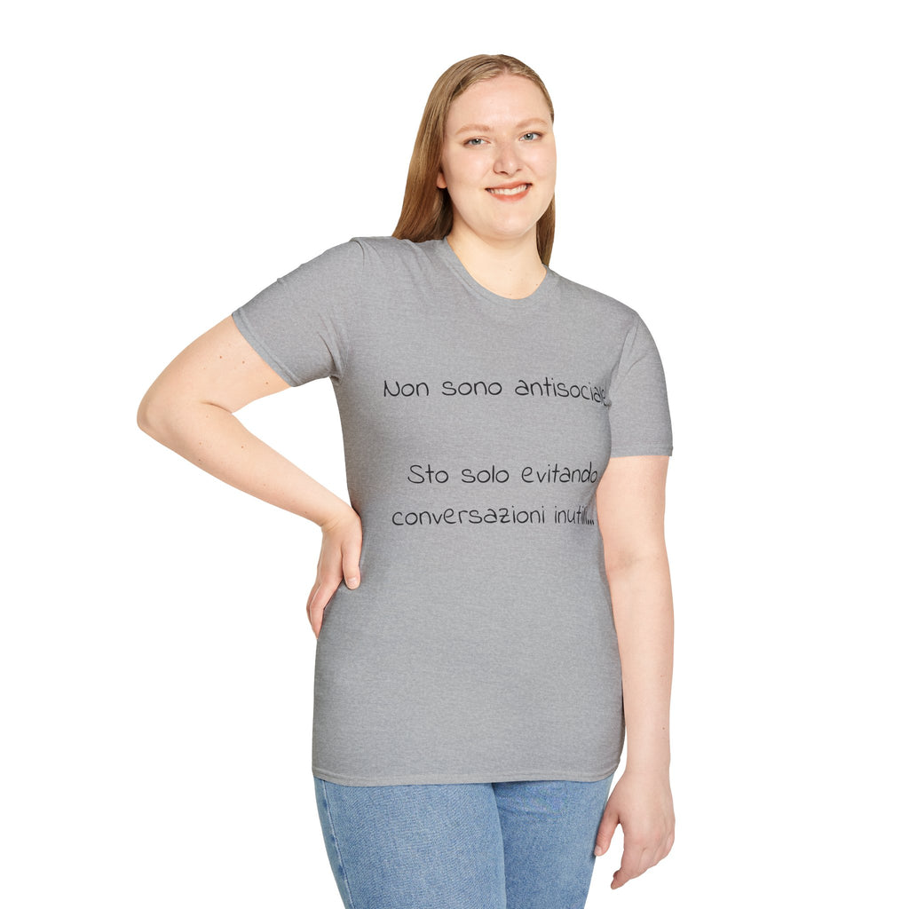 T-Shirt italiana ironica - "Non sono antisociale! Sto solo evitando conversazioni inutili"