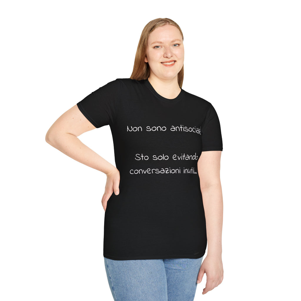 T-Shirt italiana ironica - "Non sono antisociale! Sto solo evitando conversazioni inutili"