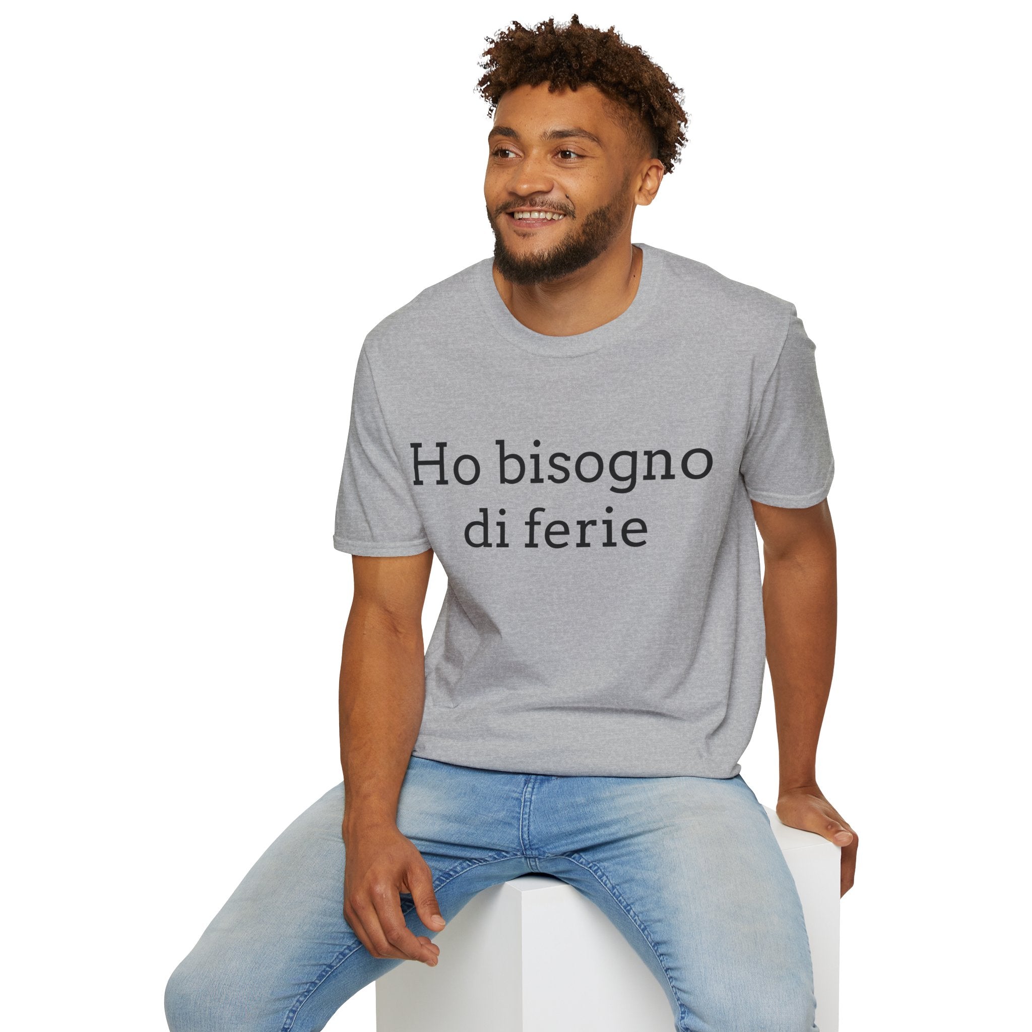 Ho bisogno di ferie T-Shirt italina — Italian ironica, sarcastica, umoristica